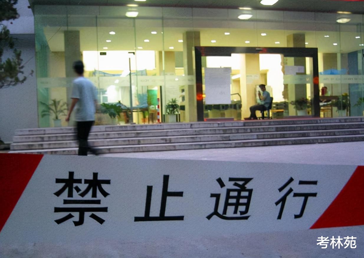 封校后, 上海一高校学生玩起了“走钢丝”, 网友: 古墓派传人?