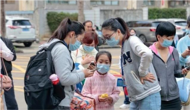 由于疫情反弹, 天津多地中小学停课, 学生开始在家上网课了