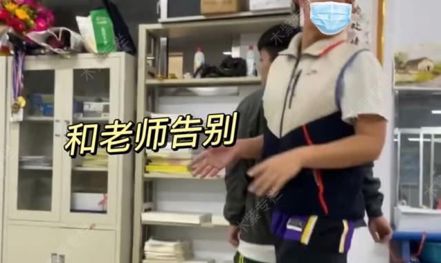 感动: 学生封校回家, 给老师磕头行礼表示跪谢: 高中最好的班主任