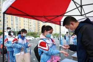 北京市出现聚集性疫情, 有7名学生感染, 为什么中小学还不停课?