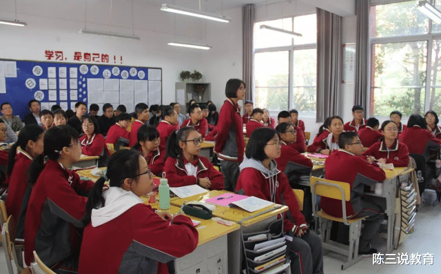 为何贵族学校的学生穿制服, 而普通学校的孩子穿校服, 原因很真实