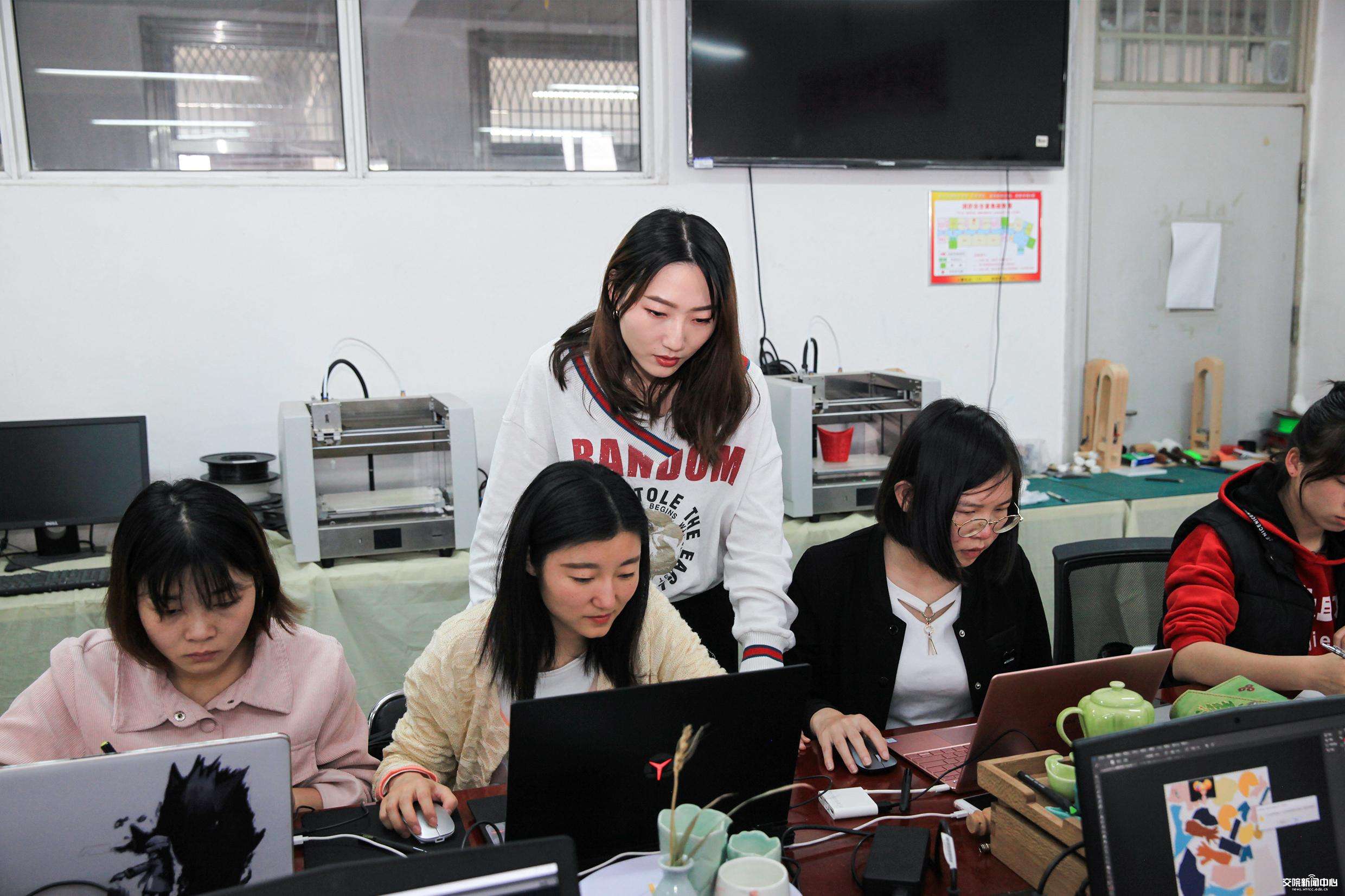 继父养出三个研究生, 靠种地送女儿出国留学, 励志的故事感动网友