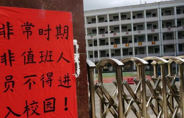 吉林某大学火了, 让学生在图书馆睡通铺, 还和发烧室友住在一起