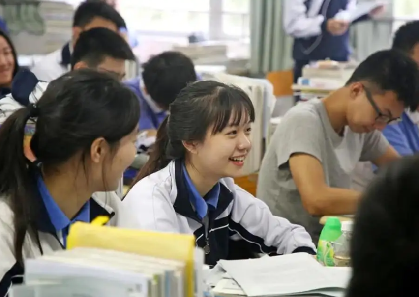 女生高考选专业, 应该学师范还是学护理, 两者差距不是一点半点