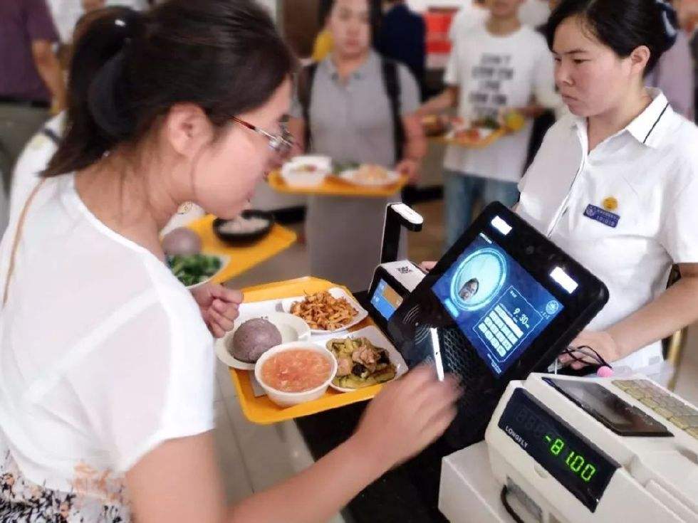 贫困生吐槽大学饭菜贵, 食堂官方“挑衅式”回应, 让学生得不偿失