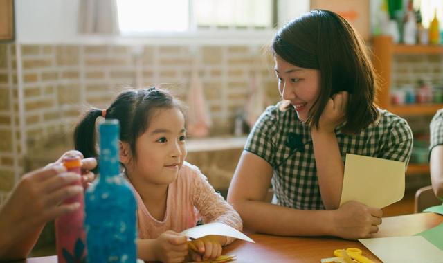 一名幼儿园老师抱怨挣得少, 工资单曝光后, 却被家长嘲讽: 要知足