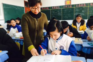 青岛某中学教师工资惹争议, 看完金额坐不住了, 难怪老师竞争激烈