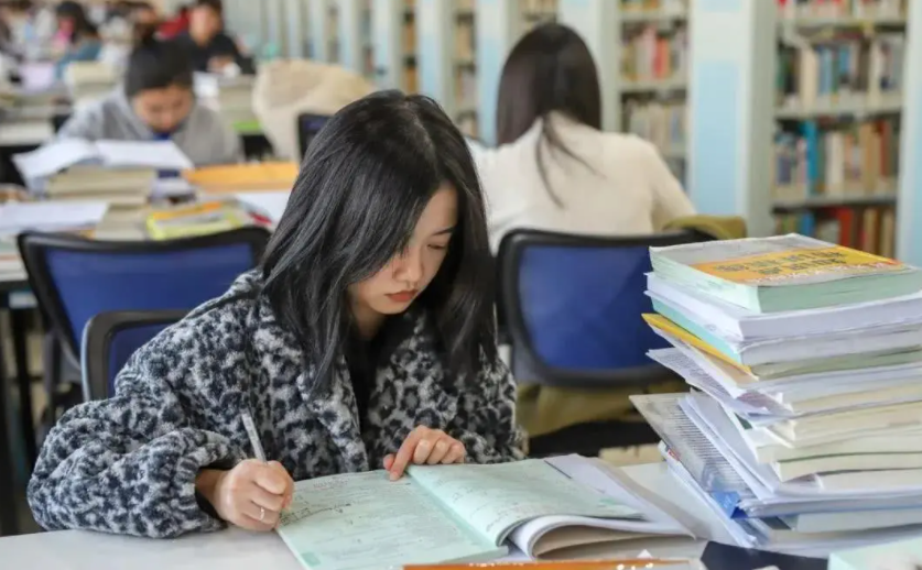 硕士生扬言送导师上杰青, 一大早要求导师看文献, 网友: 吾辈楷模