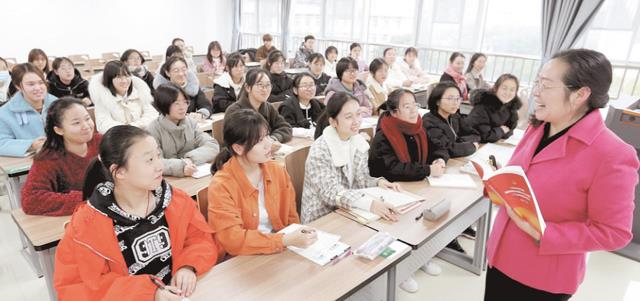 大学教授发型走红, 一团“云雾缭绕”可爱又魔性, 学生不舍旷课