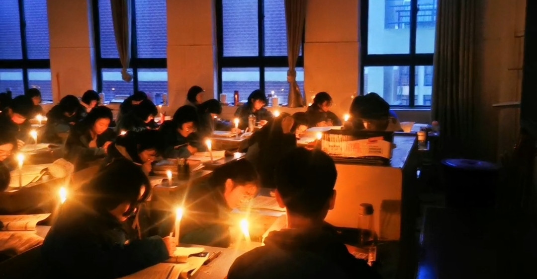 河南: 学校临时停电, 学生在烛光下学习, 网友: 这是我们的青春