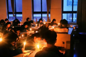 河南: 学校临时停电, 学生在烛光下学习, 网友: 这是我们的青春