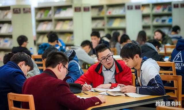 封校后大学生行为鉴赏, 图书馆看书, 宿舍开黑, 跳广场舞...