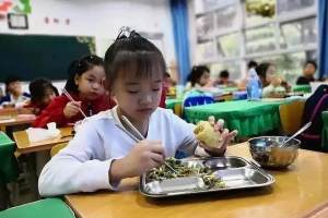 湖南小学生开“干饭人公司”, 老师不批评不禁止, 两招让学生乖乖关停