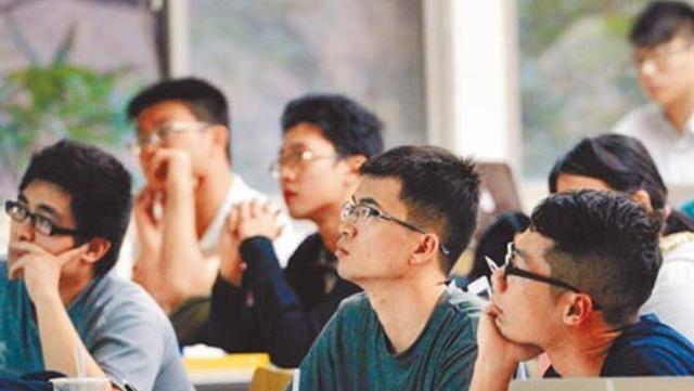 大学生的“攀比心”有多强? 男同学连拖鞋都不放过, 老师无力阻止