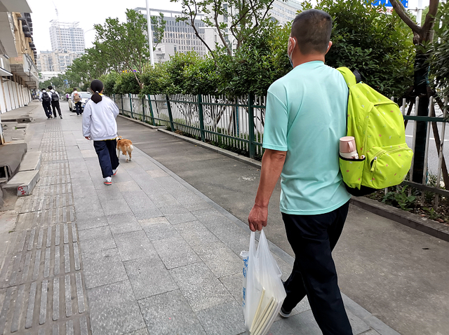 连呼吸都是错? 高三家长的卑微不忍直视: 到高考结束, 熊猫变狗熊