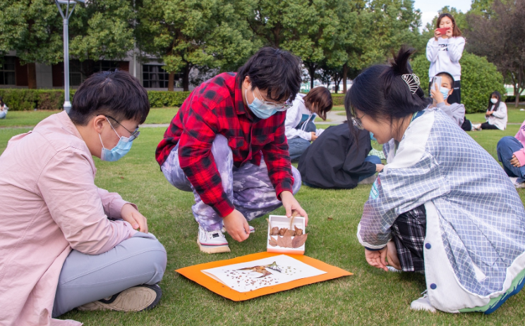 高校女生在操场上热舞被围观, 舞蹈动作遭吐槽, 评论更是恶意满满