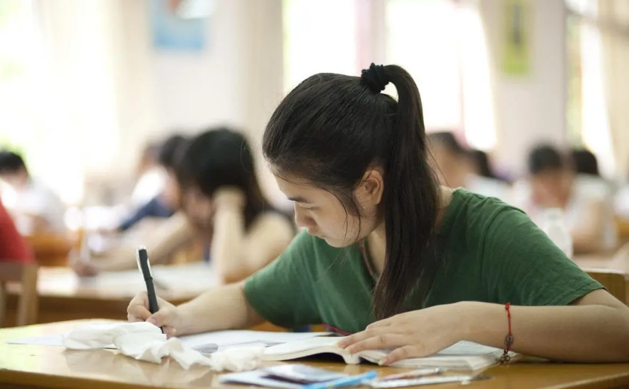 老师也开始“卷”了? 江苏一中学公布招录公告, 报考条件引发争议