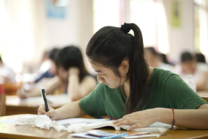 老师也开始“卷”了? 江苏一中学公布招录公告, 报考条件引发争议