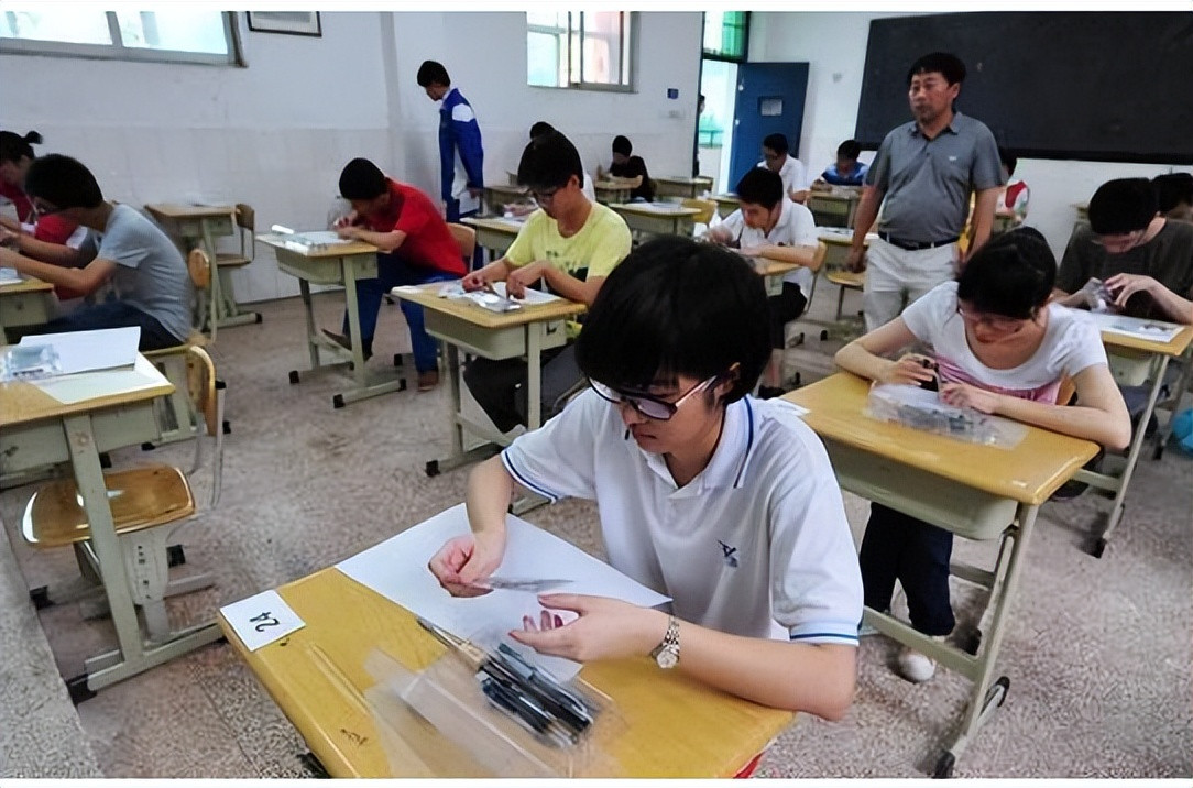 女生高考心态崩溃, 情绪激动撕毁其他考生答题卡, 最后处罚引争议