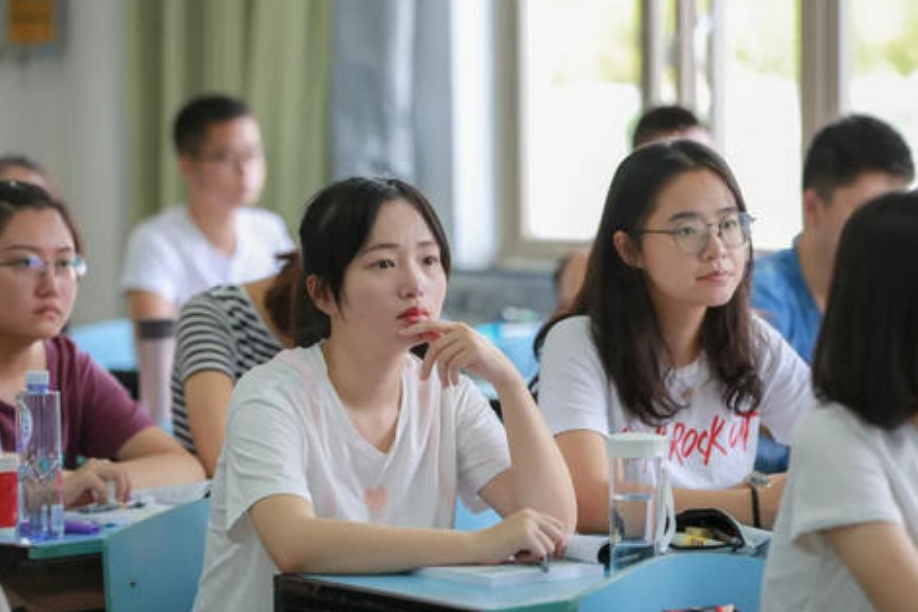 大学封校期间, 学校分发“暖心物品”引误会, 很多人都看走眼了