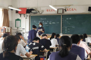青岛教师晒出“工资条”，年收入13万引热议：“难怪都想当老师”