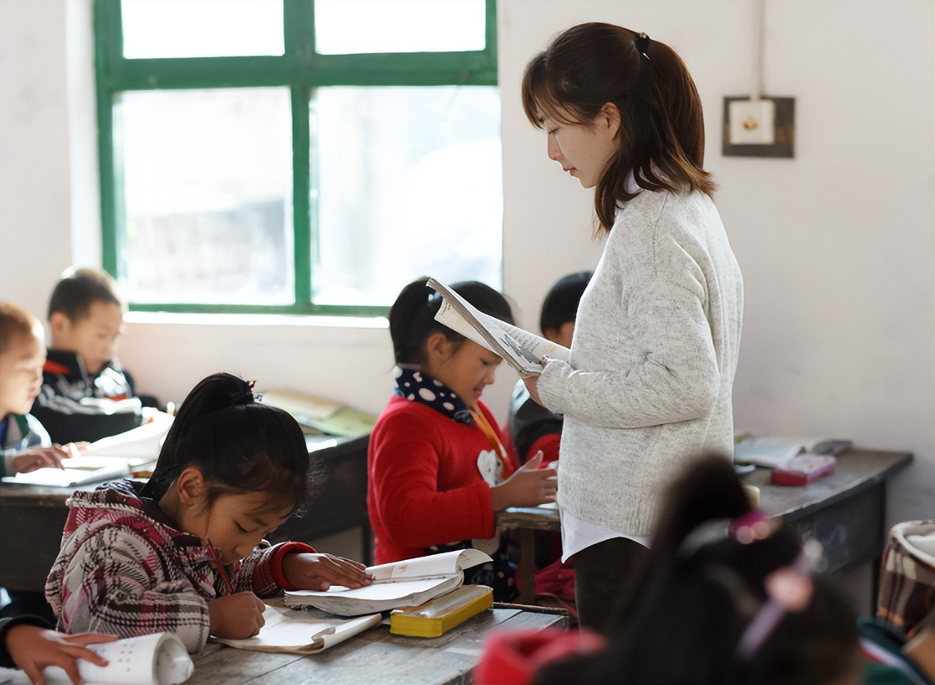 江苏县城一中学招语文老师, 应聘要求遭人质疑, 这岂不是大材小用