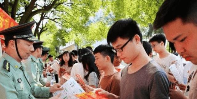 22年参军政审难度“加码”, 4类同学将与当兵无缘, 同学们别大意