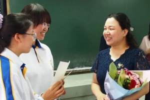 深圳教师“大幅降薪”, 名校硕博感到意难平: 当初可不是这么说的
