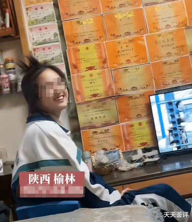 
生在家被偷拍, 网友注意力却被墙壁吸引, “背景墙亮了”