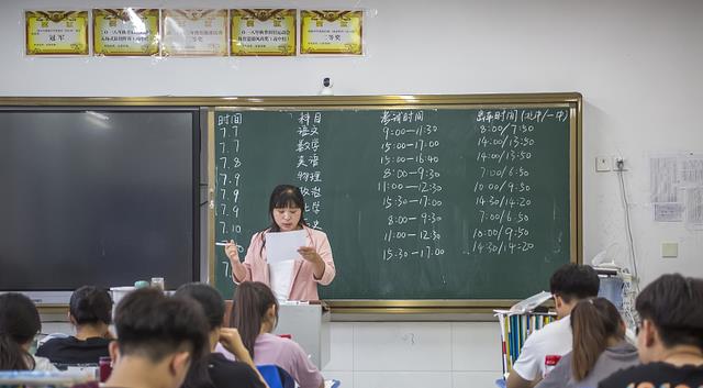 中学老师提议增设“专职班主任”, 以便专心讲课, 说出教师的心声