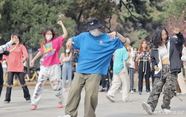 上海女生为留学生庆生, 引起网友热议, 学校回应: 是学生自发的