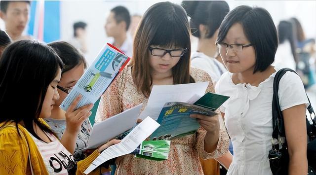 大连理工学霸“女神”走红, 就算奖学金拿到手软, 还是被网友质疑