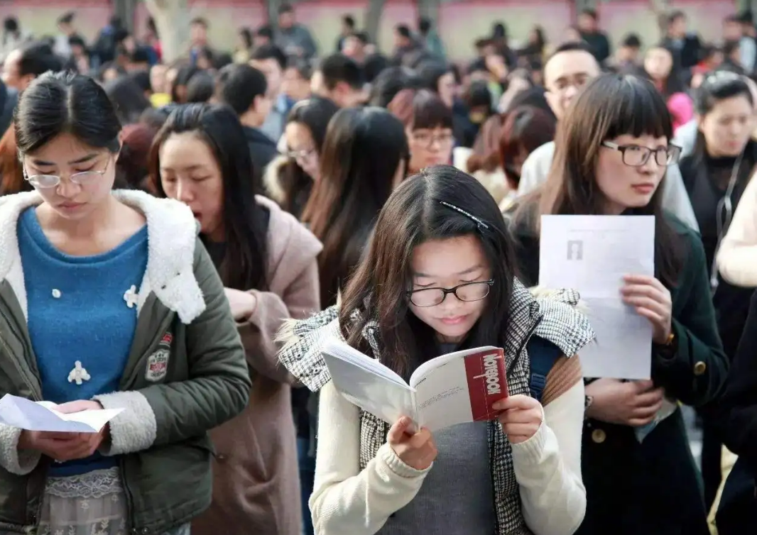 大学生因谈女朋友太多, 考公政审环节被举报, 付出的努力功亏一篑