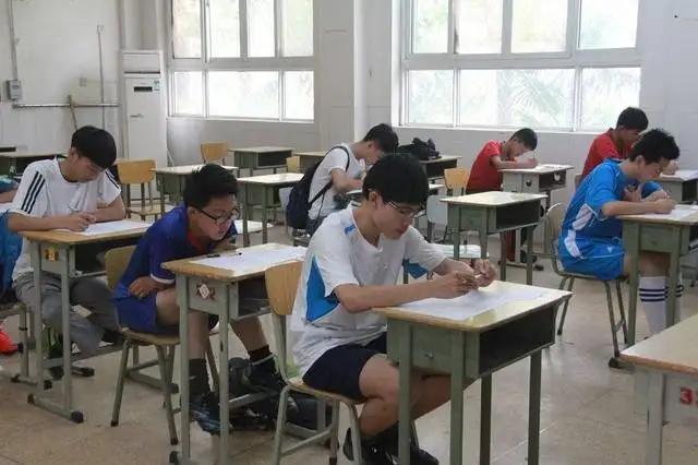 隔离点考试也作弊? 云南一专升本学生偷拍试卷, 同学“大义灭亲”