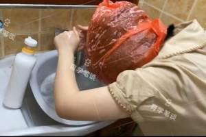 安徽一女高中生套“塑料袋”洗头, 只为配合哥哥拍视频: 放过妹妹吧