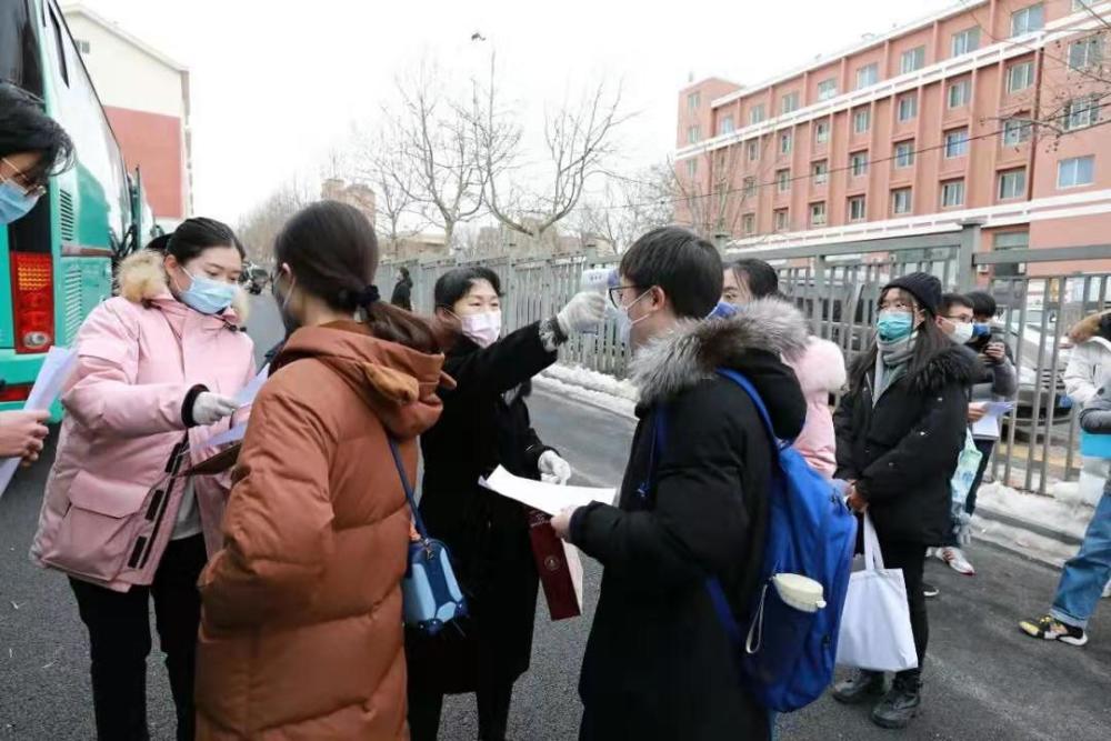 江西两名大学生爬墙外出,被学校直接开除,引来巨大争议!