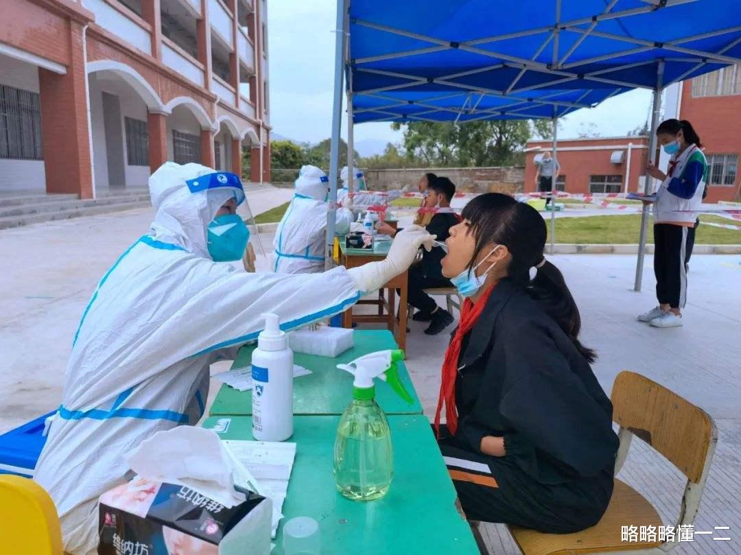 别人家的学校! 封校期间北海一校长请学生吃烧鹅, 加一人一只烧鸡