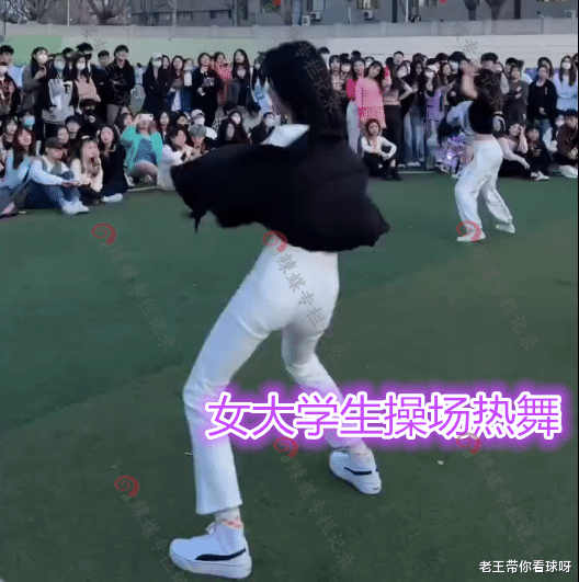 女大学生表演跳舞, 边跳边脱外套, 网友: 羡慕! 这大学令人向往