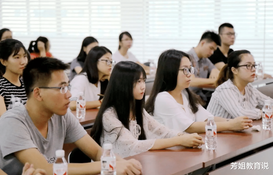 对照郭敬明, 就明白在魔都读大学的亲身体验了! 这里的生活很现实