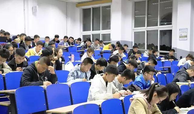 江西2名大学生翻墙外出, 被抓现形后直接“开除”, 引起众人热议