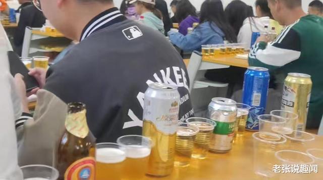 大学生在课堂上喝酒, 课桌上摆满酒瓶酒杯, 老师: 喝不完不许走
