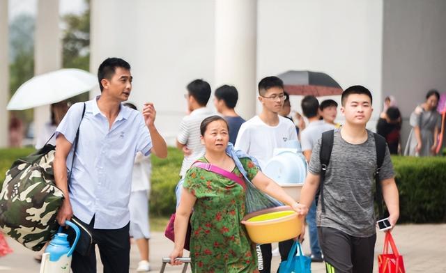 普通家庭供一名本科生, 4年需要花多少钱? 合计金额有些“吓人”