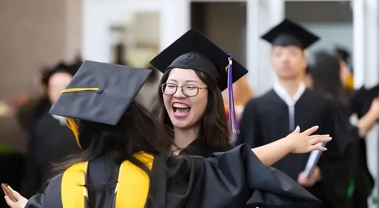 山东一女生在寝室, “学习方式”惹争议, 一举两得, 还是自欺欺人