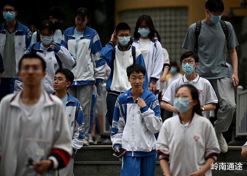 高三学生因抑郁休学一年, 该复读还是直接高考? 我建议参加高考!