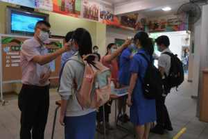 香港复课4天暂无学校暴发疫情, 8名学生上学前快测阳性