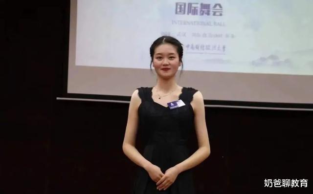 湖北女孩18岁参军, 退役后放弃“双一流”保研, 407分考上北大