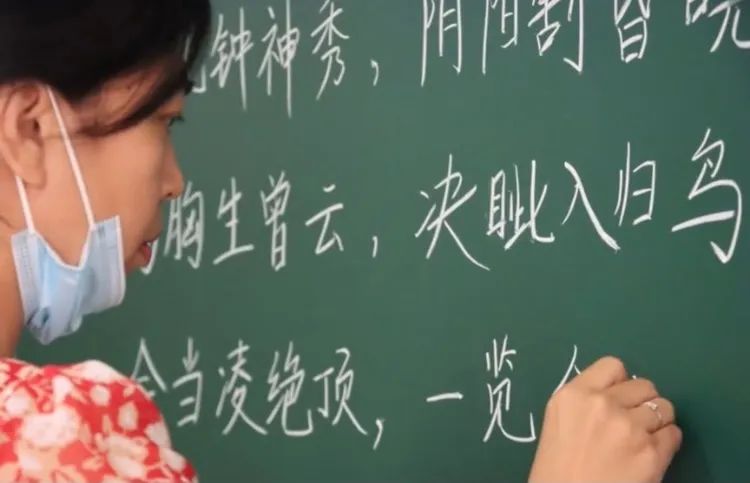 清华大学老师板书比赛, 一个比一个惊艳, 网友: 神仙打架现场