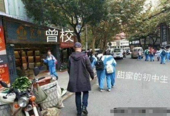 初中生校门口“秀恩爱”, 两人搂抱前行, 校长跟随, 结局让人惊讶