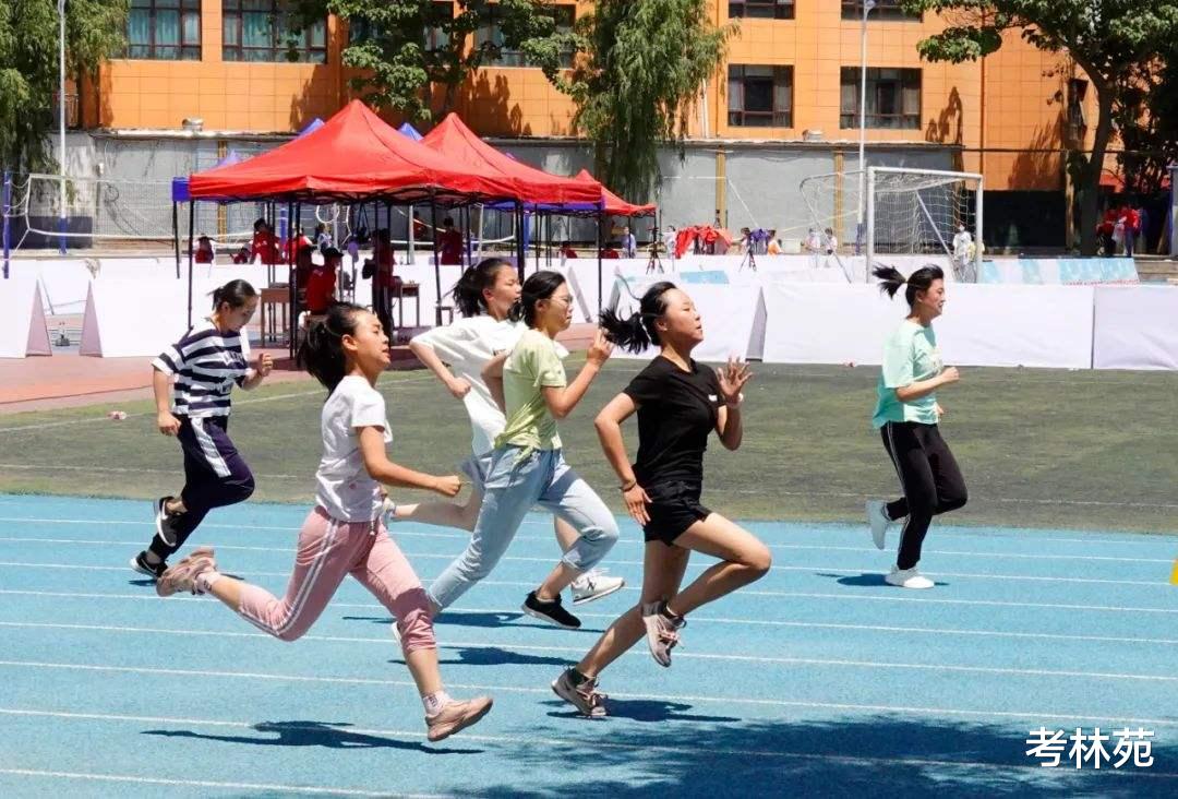 初中体育老师为学生的身体素质担忧: 连半个引体向上都做不了