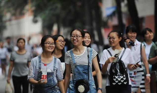 男生的话“刺耳”又现实: 读过大学和没读大学的女生, 差距摆在那